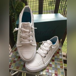 🤍NEW 🤍Looks like Leather 🐡 Blowfish white Sneakers🤍🤍C